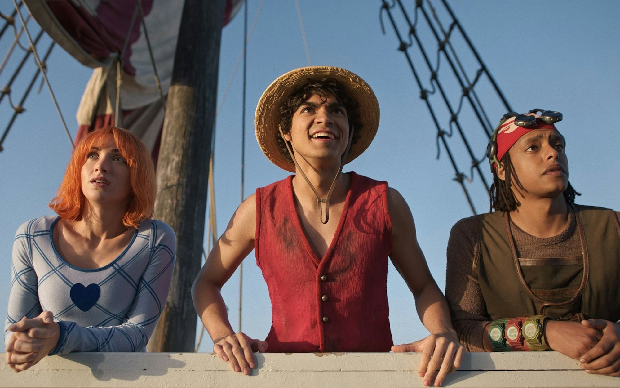 Monkey D. Ruffy (Iñaki Godoy, Mitte) schart eine illustre Gang um seinen Strohhut, darunter Meisterdiebin Nami (Emily Rudd) und Scharfschütze Lysop (Jacob Romero). (Bild: 2025 Netflix, Inc.)