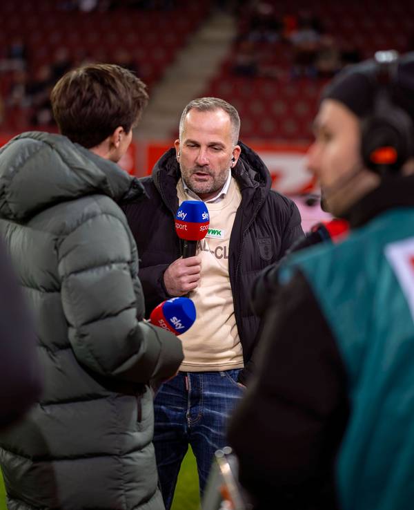 Manuel Baum spricht vor einem Spiel des FC Augsburg mit Sky.