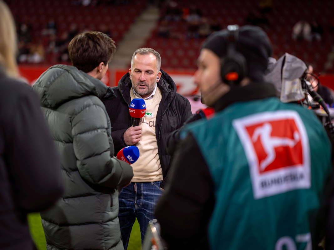 Manuel Baum spricht vor einem Spiel des FC Augsburg mit Sky.