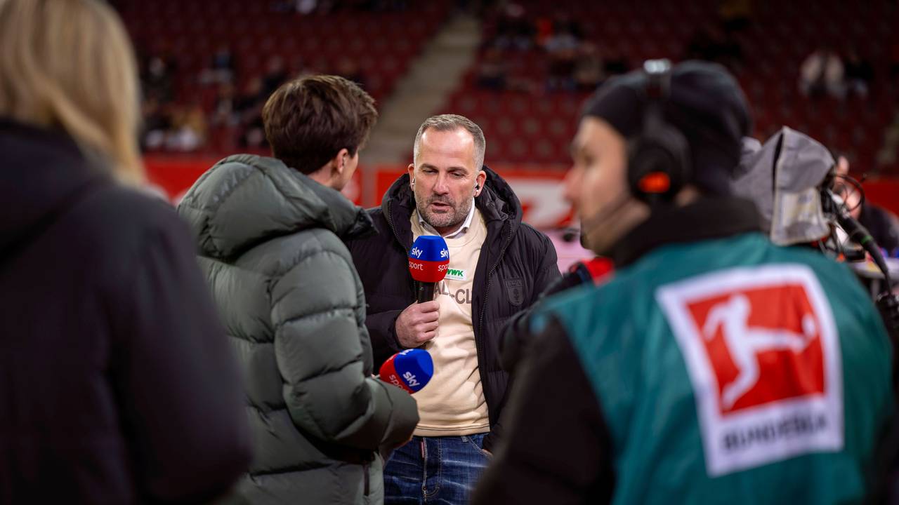 Manuel Baum spricht vor einem Spiel des FC Augsburg mit Sky.