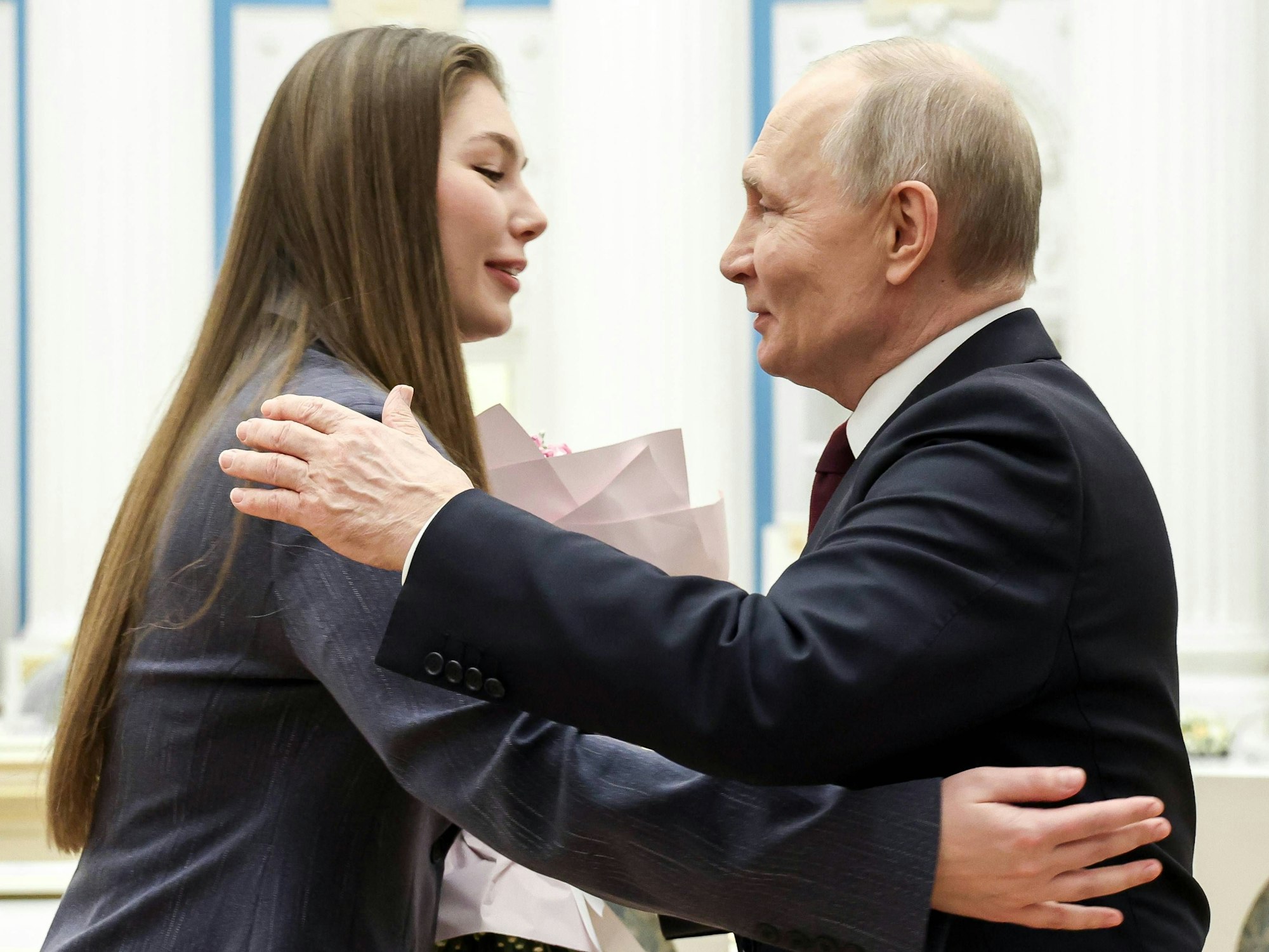 Der russische Präsident Wladimir Putin umarmt die Kriegsberichterstatterin und Fernsehmoderatorin Maryana Naumova während eines Treffens mit Frauen aus verschiedenen Berufsfeldern im Kreml am 5. März.