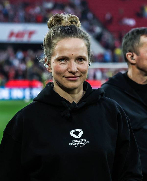 Tabea Kemme und Lothar Matthäus kommen vor dem Spiel ins Stadion.