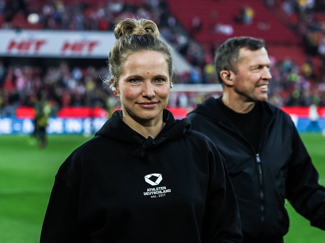 Tabea Kemme und Lothar Matthäus kommen vor dem Spiel ins Stadion.