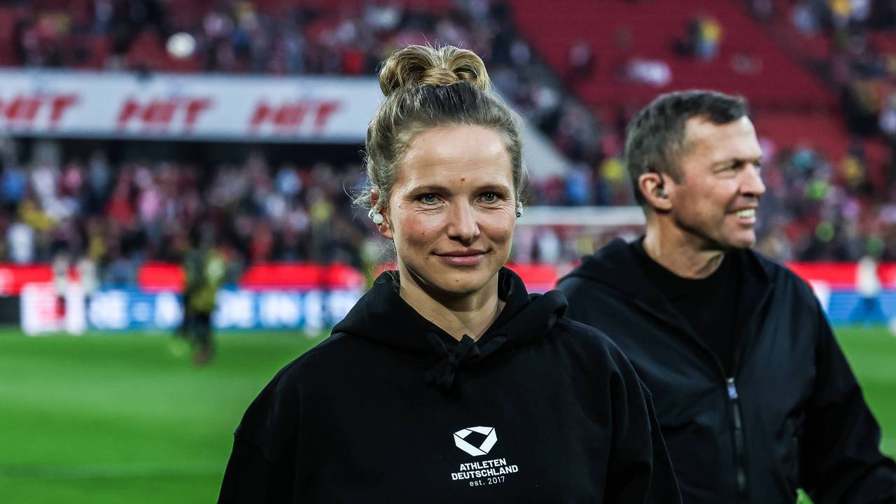 Tabea Kemme und Lothar Matthäus kommen vor dem Spiel ins Stadion.
