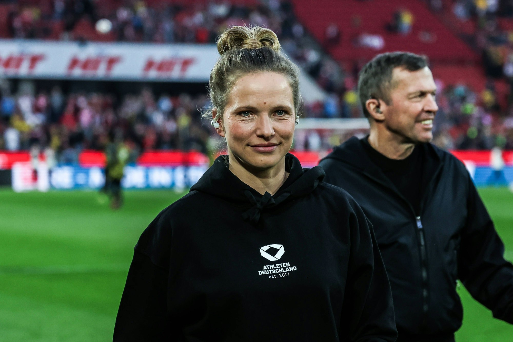 Tabea Kemme und Lothar Matthäus kommen vor dem Spiel ins Stadion.