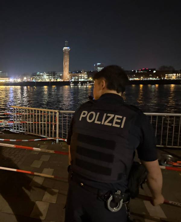 In Köln ist in der Nähe des Musical Domes ein Fahrzeug in den Rhein gefahren.