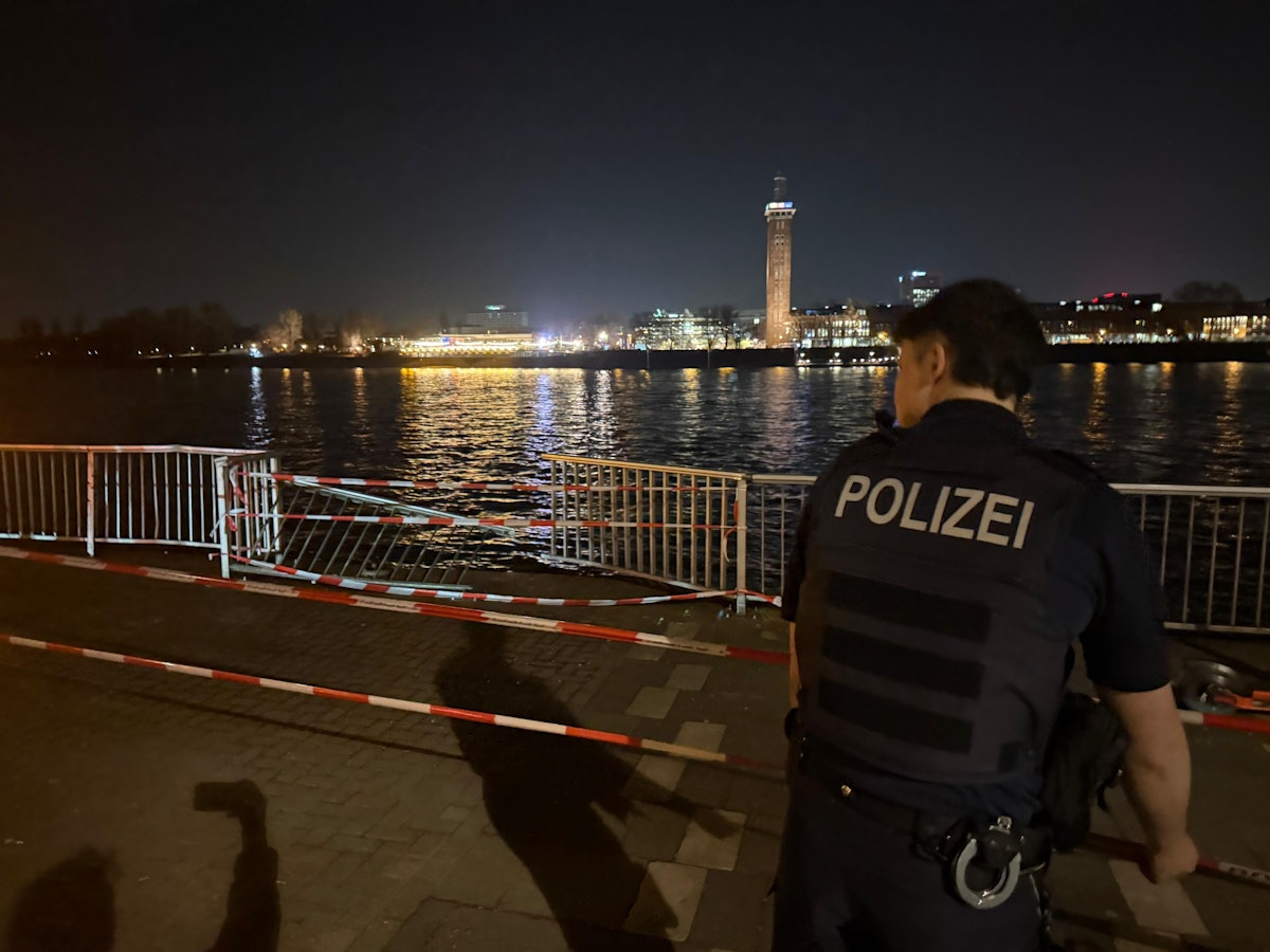 In Köln ist in der Nähe des Musical Domes ein Fahrzeug in den Rhein gefahren.