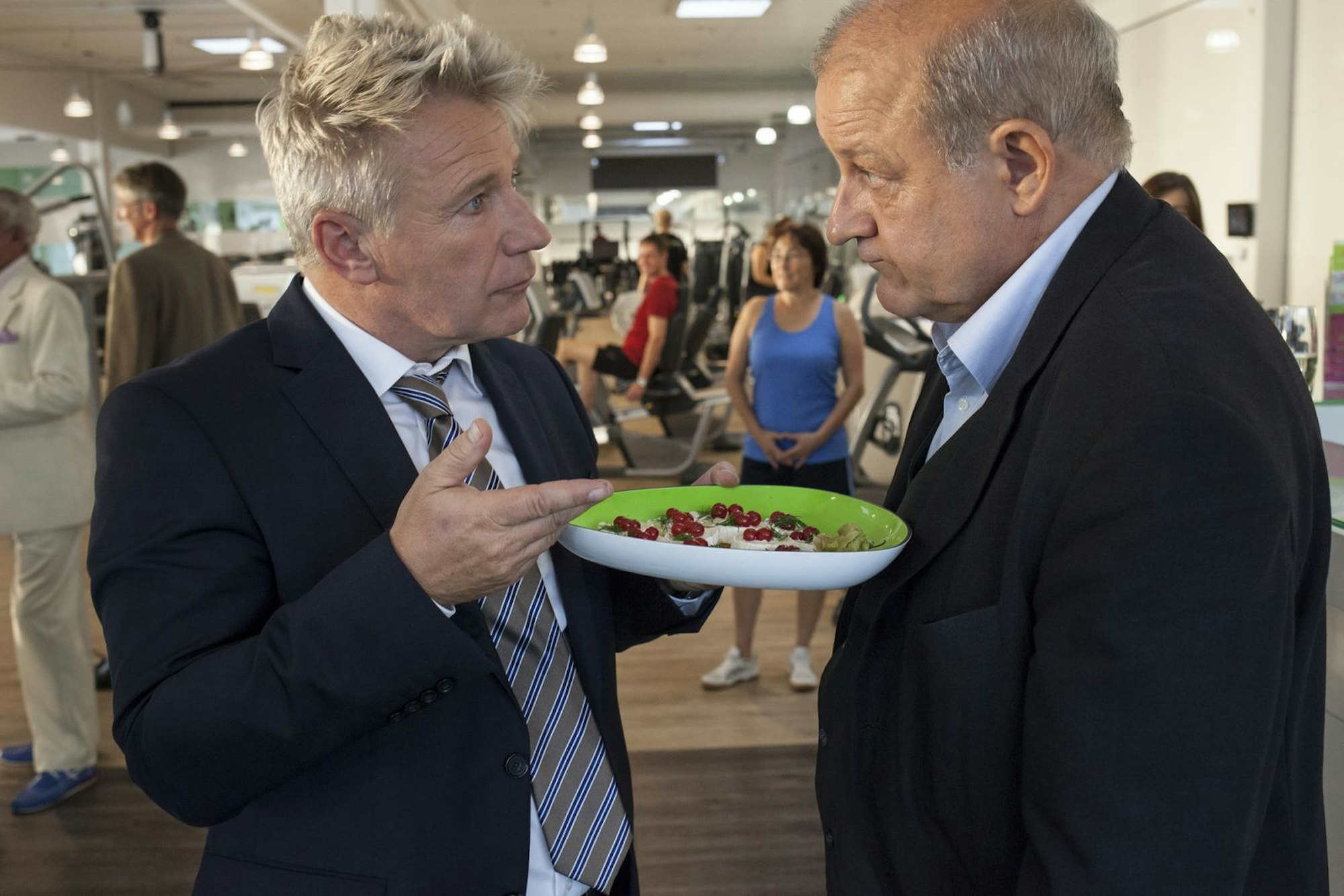 Auch als Besitzer eines Fitnesscenters macht Jörg Schüttauf (links) eine gute Figur, wie in „Wilsberg - Bauch, Beine, Po“ (2015) mit Leonard Lansink als Georg Wilsberg. Der Film wird am Mittwoch, 4. März, um 20.15 Uhr, im ZDF wiederholt. (Bild: ZDF / Thomas Kost)