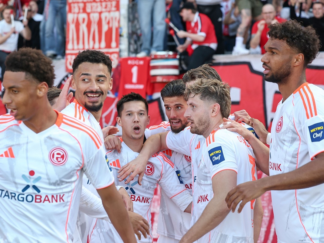 Fortuna-Spieler jubeln über ein Tor.