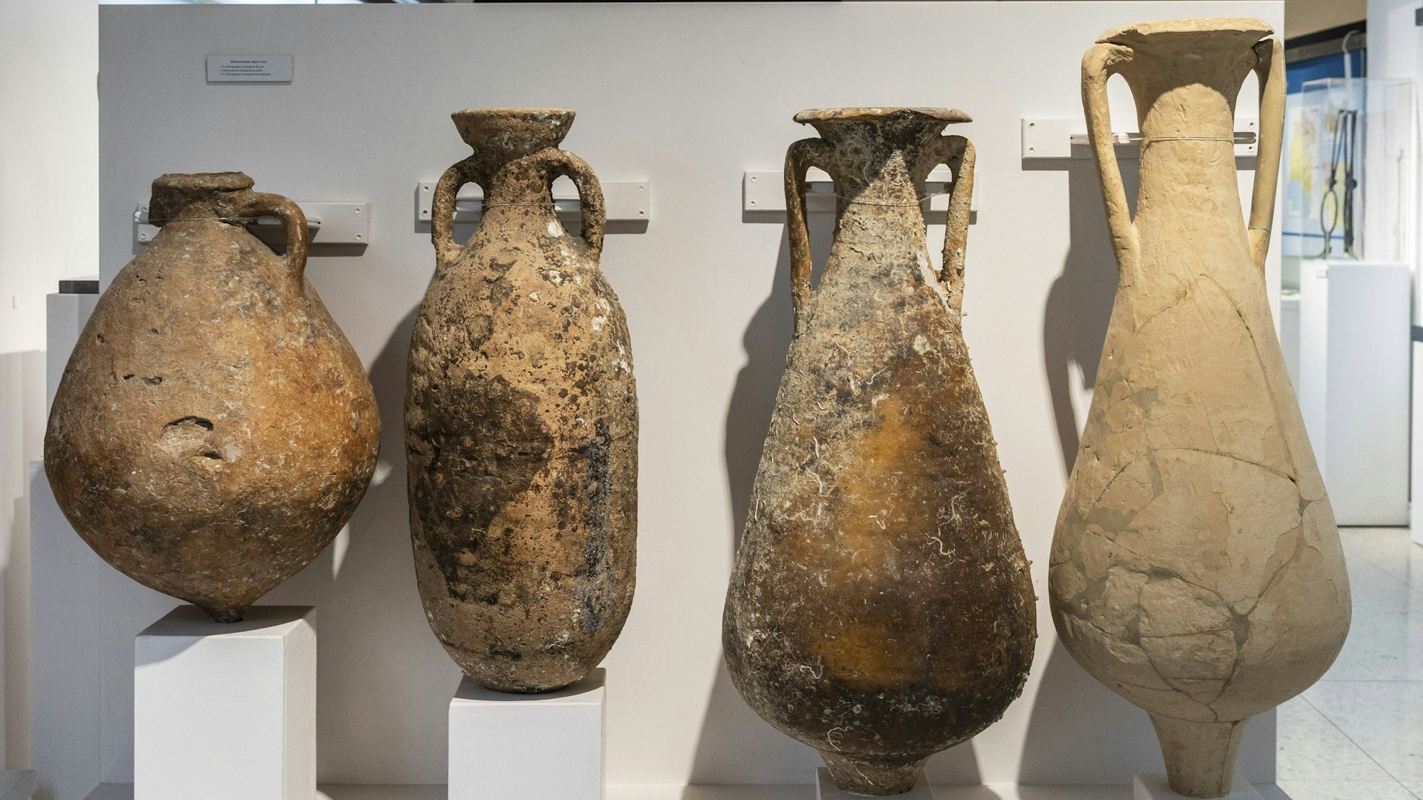 Vier antike römische Amphoren