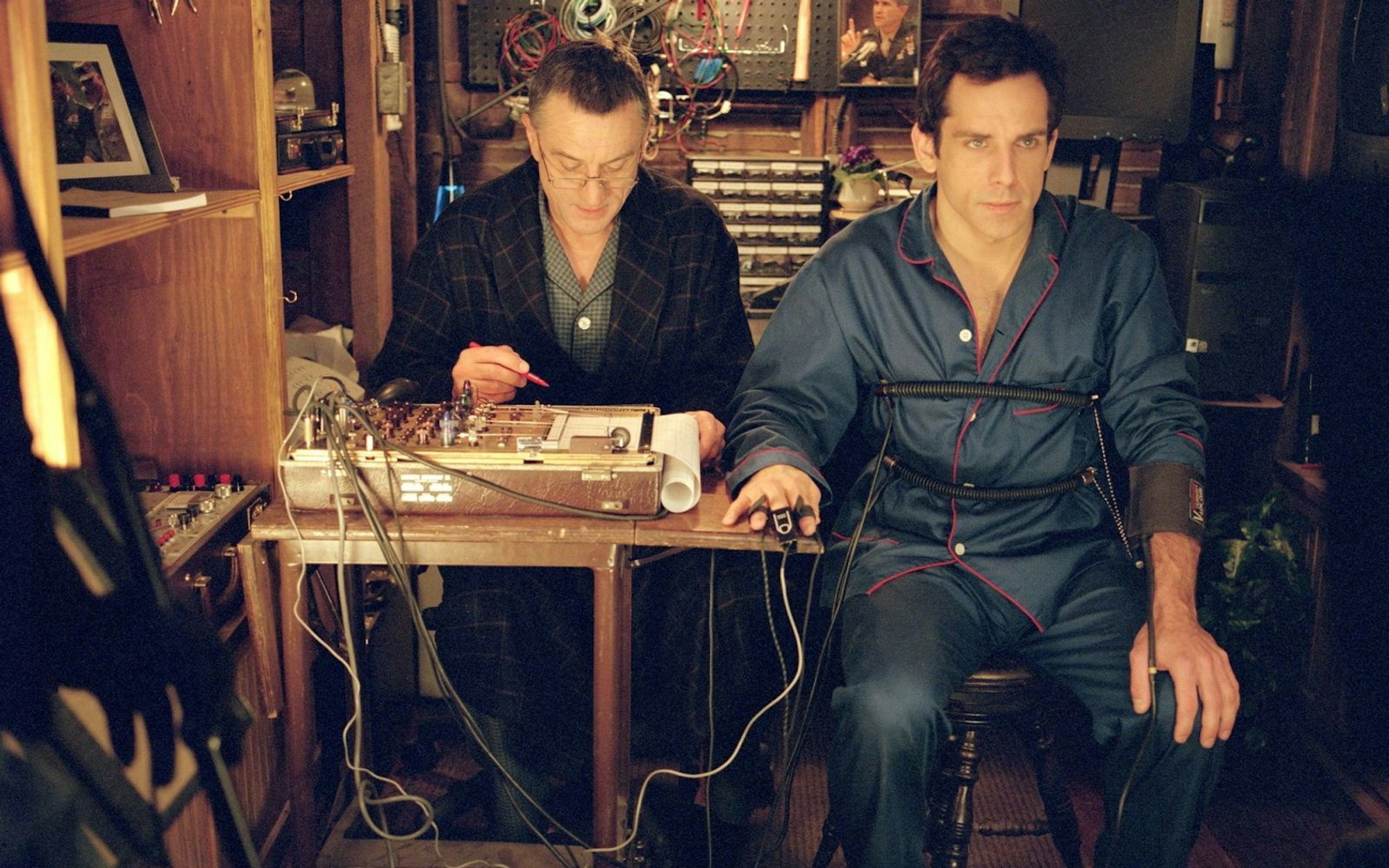 Ex-CIA-Agent Jack (Robert De Niro) unterzieht Greg (Ben Stiller) einer peinlichen Befragung - im klassischen Sinne. (Bild: ZDF / Phillip V. Caruso)