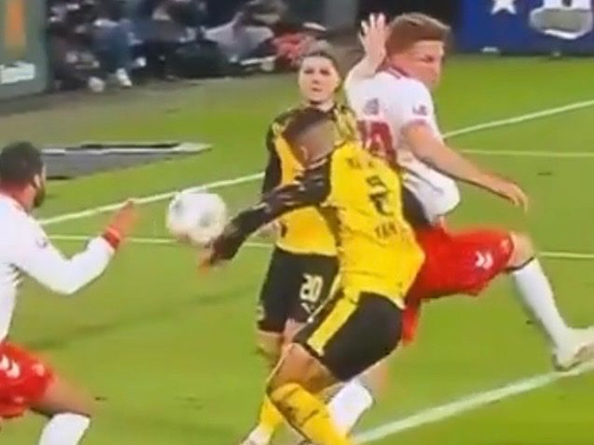Dortmunds Yan Couto war im Topspiel gegen den 1. FC Köln kurz vor Schluss im Strafraum mit der Hand am Ball.