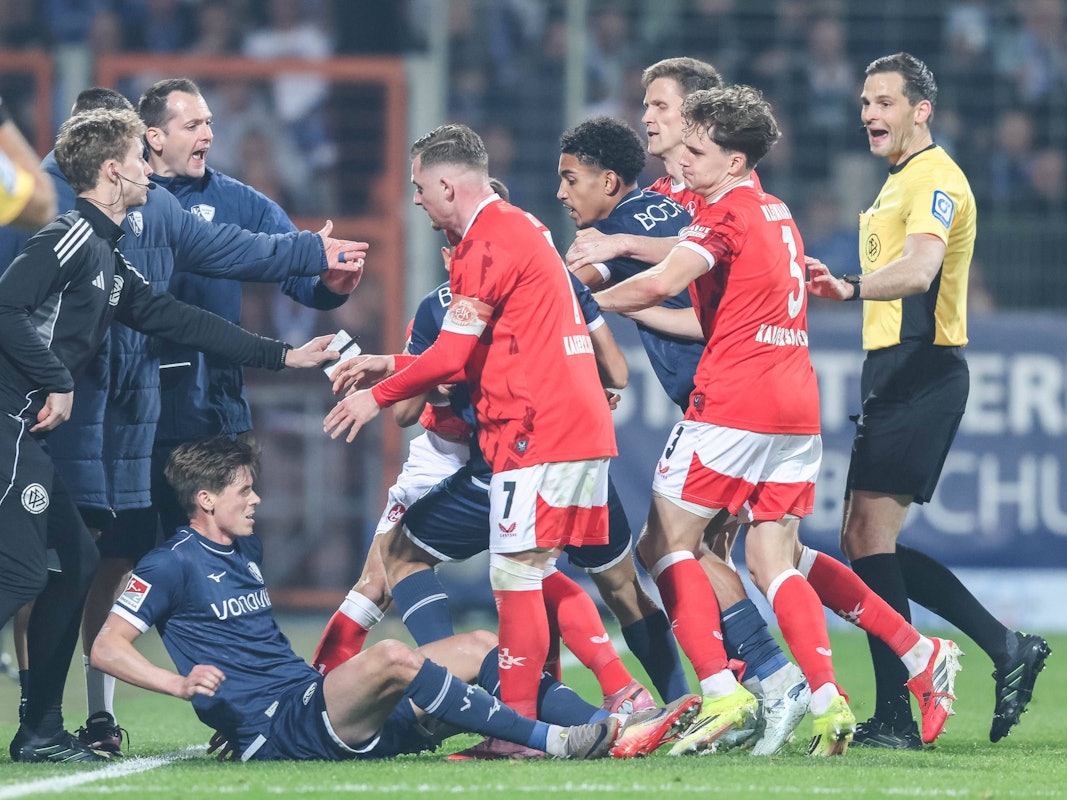Rudelbildung im Spiel zwischen dem VfL Bochum und dem 1. FC Kaiserslautern.