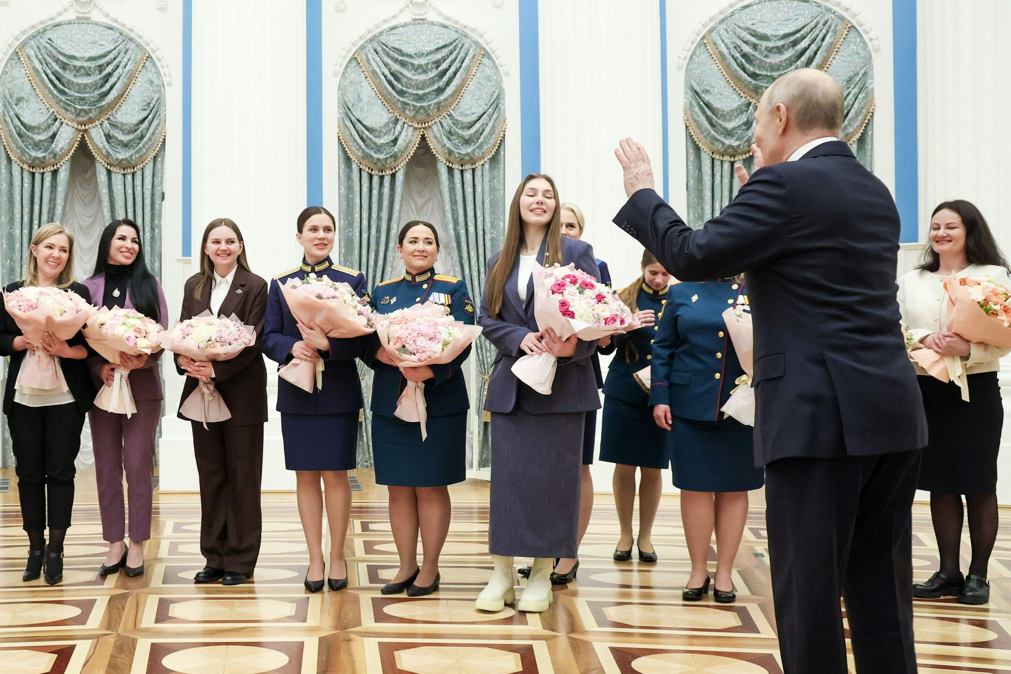Putin begrüßt die Frauen-Delegation im Kreml.