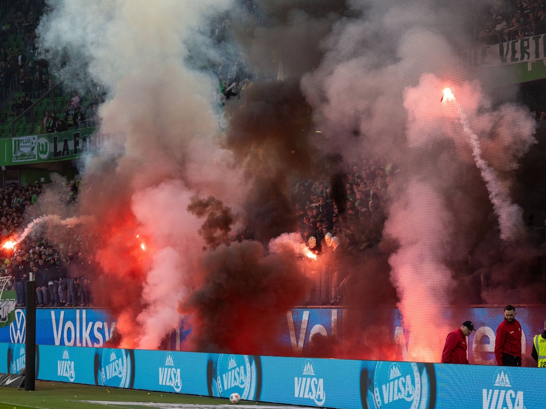 Pyrotechnik nach dem Spiel zwischen Wolfsburg und dem HSV:
