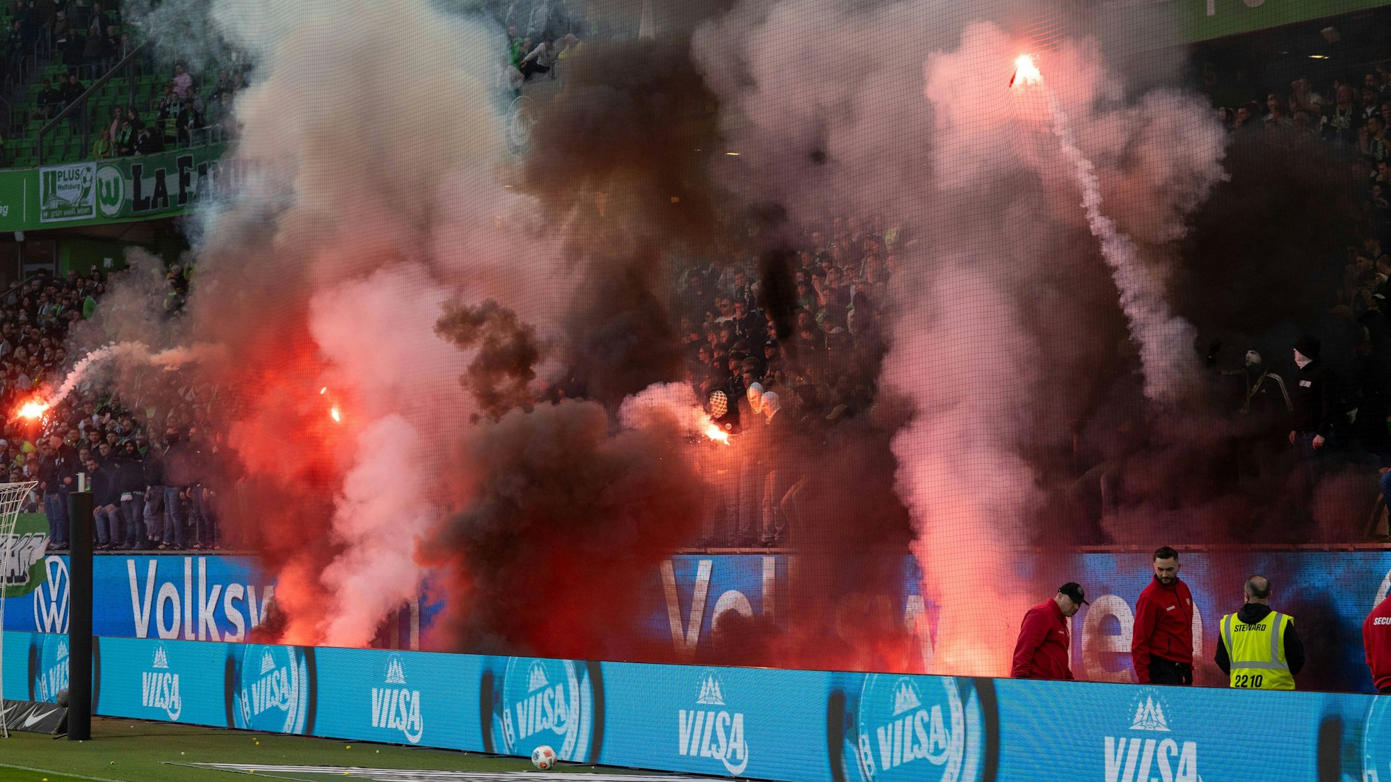 Pyrotechnik nach dem Spiel zwischen Wolfsburg und dem HSV: