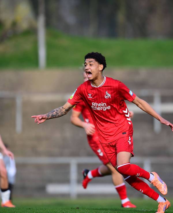 Nilas Yacobi jubelt über seinen Treffer für die FC-U21 gegen die Gladbach-U23.