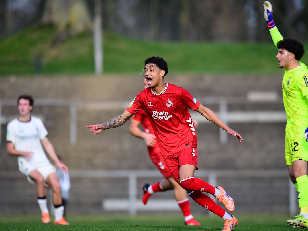 Nilas Yacobi jubelt über seinen Treffer für die FC-U21 gegen die Gladbach-U23.