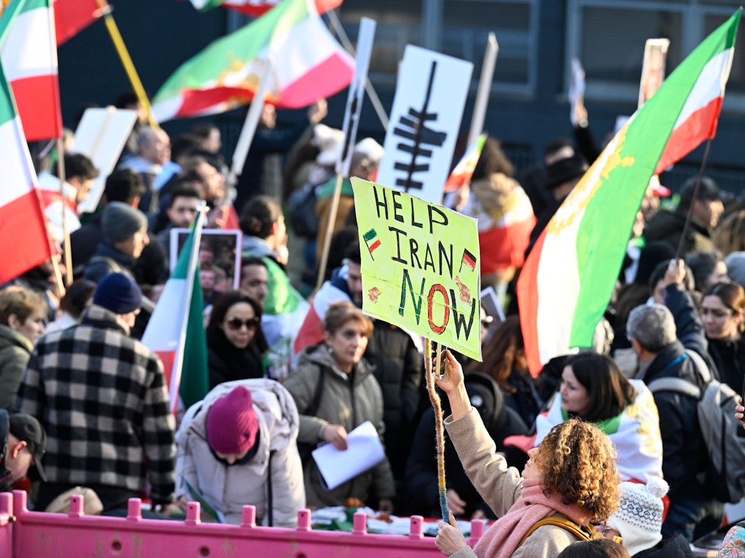 Demonstranten protestieren gegen das Regime im Iran.