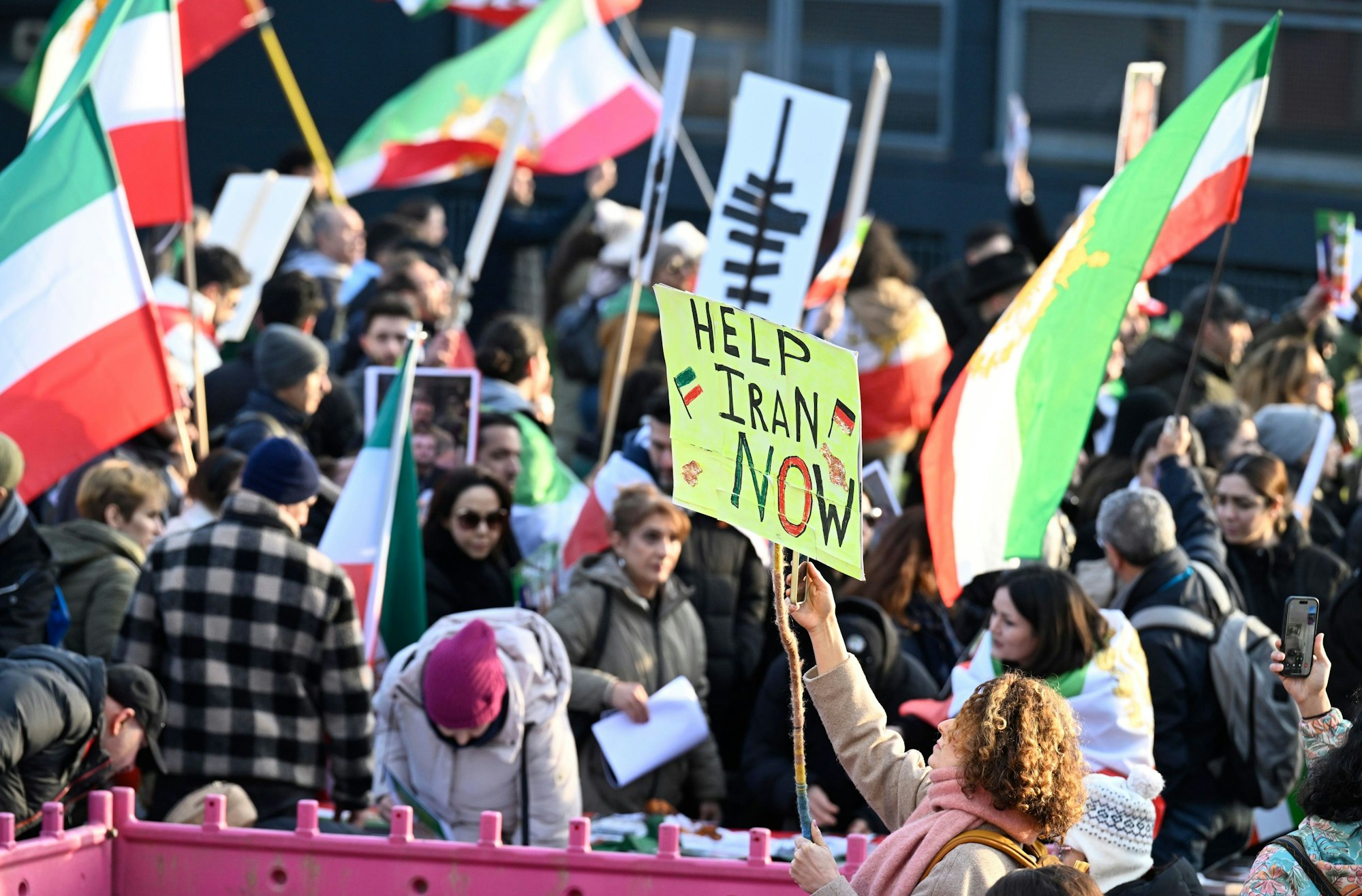 Demonstranten protestieren gegen das Regime im Iran.