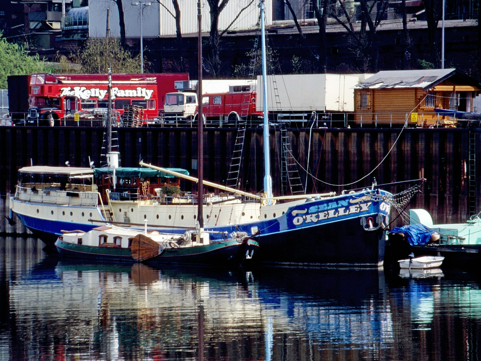 Segelschiff „Sean O Kelley“: Das Hausboot Kelly Family lag im Hafen von Köln Mülheim vor Anker (hier 1996).