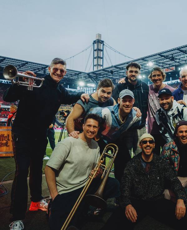 Die Band Querbeat freut sich schon jetzt auf den 12. Juni 2027 – dann spielen sie ein Konzert im Rhein-Energie-Stadion.