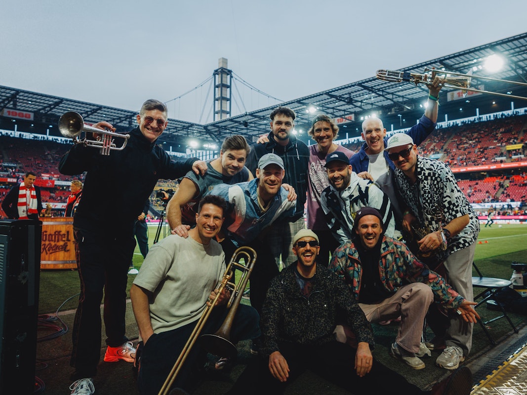 Die Band Querbeat freut sich schon jetzt auf den 12. Juni 2027 – dann spielen sie ein Konzert im Rhein-Energie-Stadion.