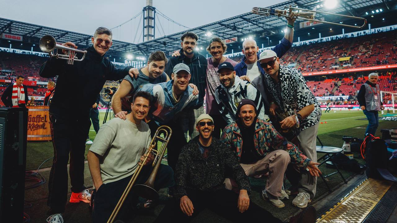 Die Band Querbeat freut sich schon jetzt auf den 12. Juni 2027 – dann spielen sie ein Konzert im Rhein-Energie-Stadion.