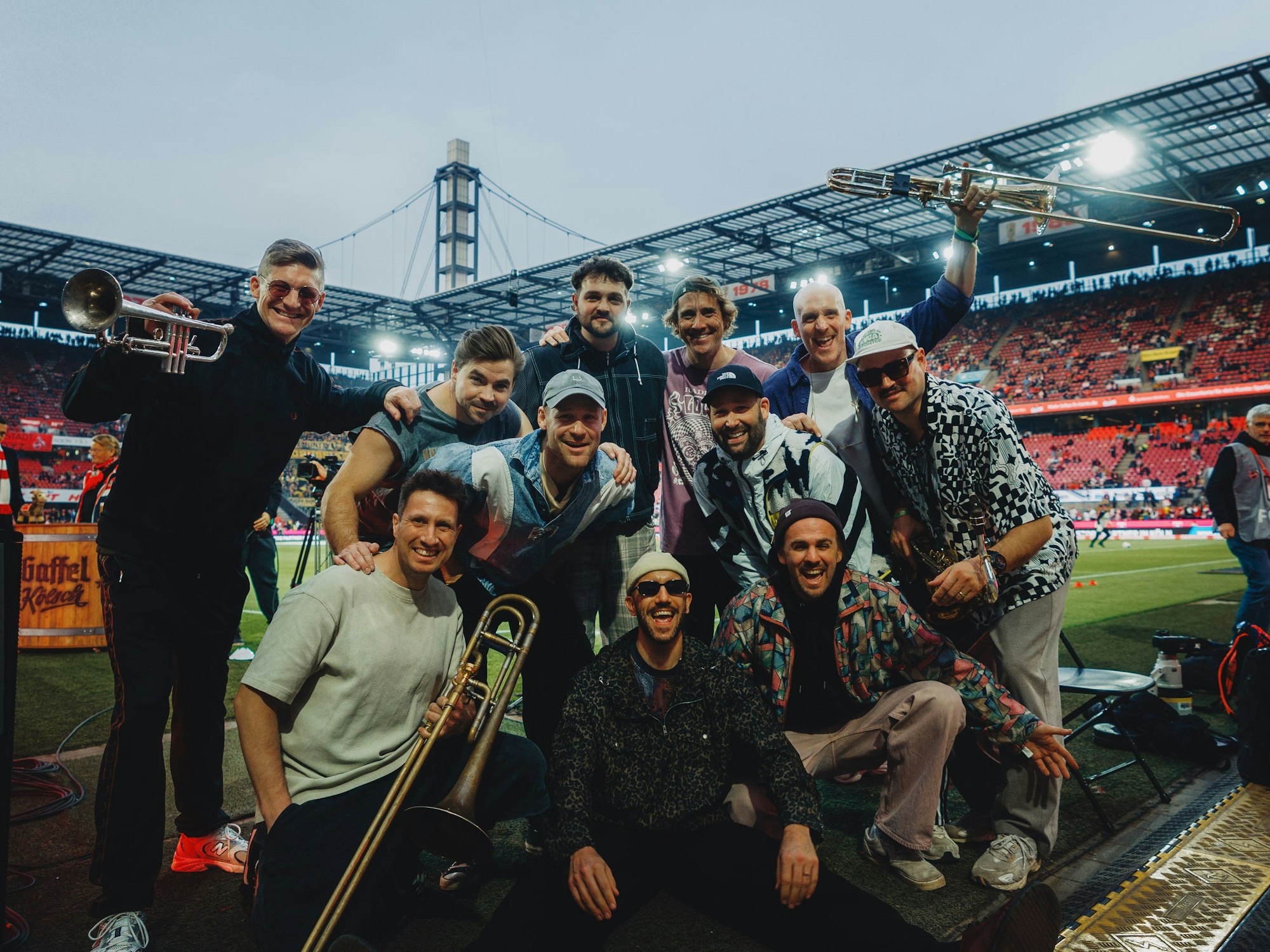 Die Band Querbeat freut sich schon jetzt auf den 12. Juni 2027 – dann spielen sie ein Konzert im Rhein-Energie-Stadion.