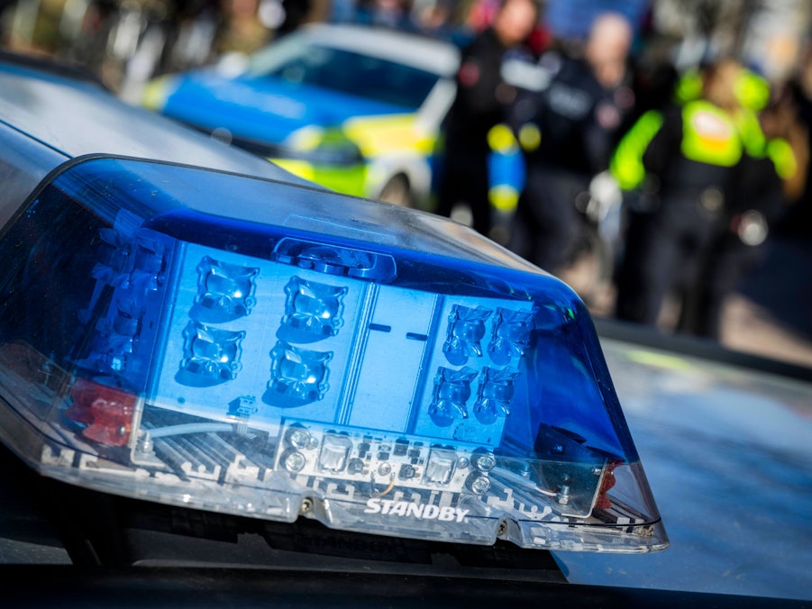 Blaulichtbalken Polizeiauto und Personen