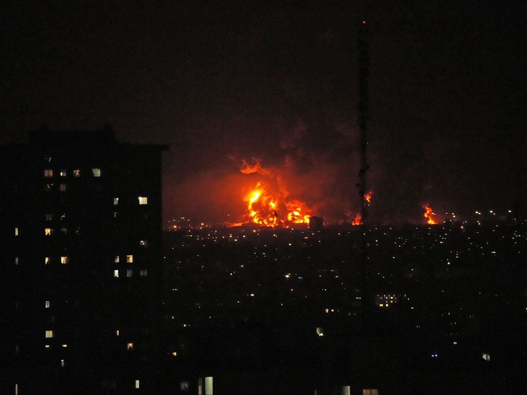 Flammen steigen aus einem Öllager südlich der Hauptstadt auf, als die Stadt während der amerikanisch-israelischen Militärkampagne getroffen wird.