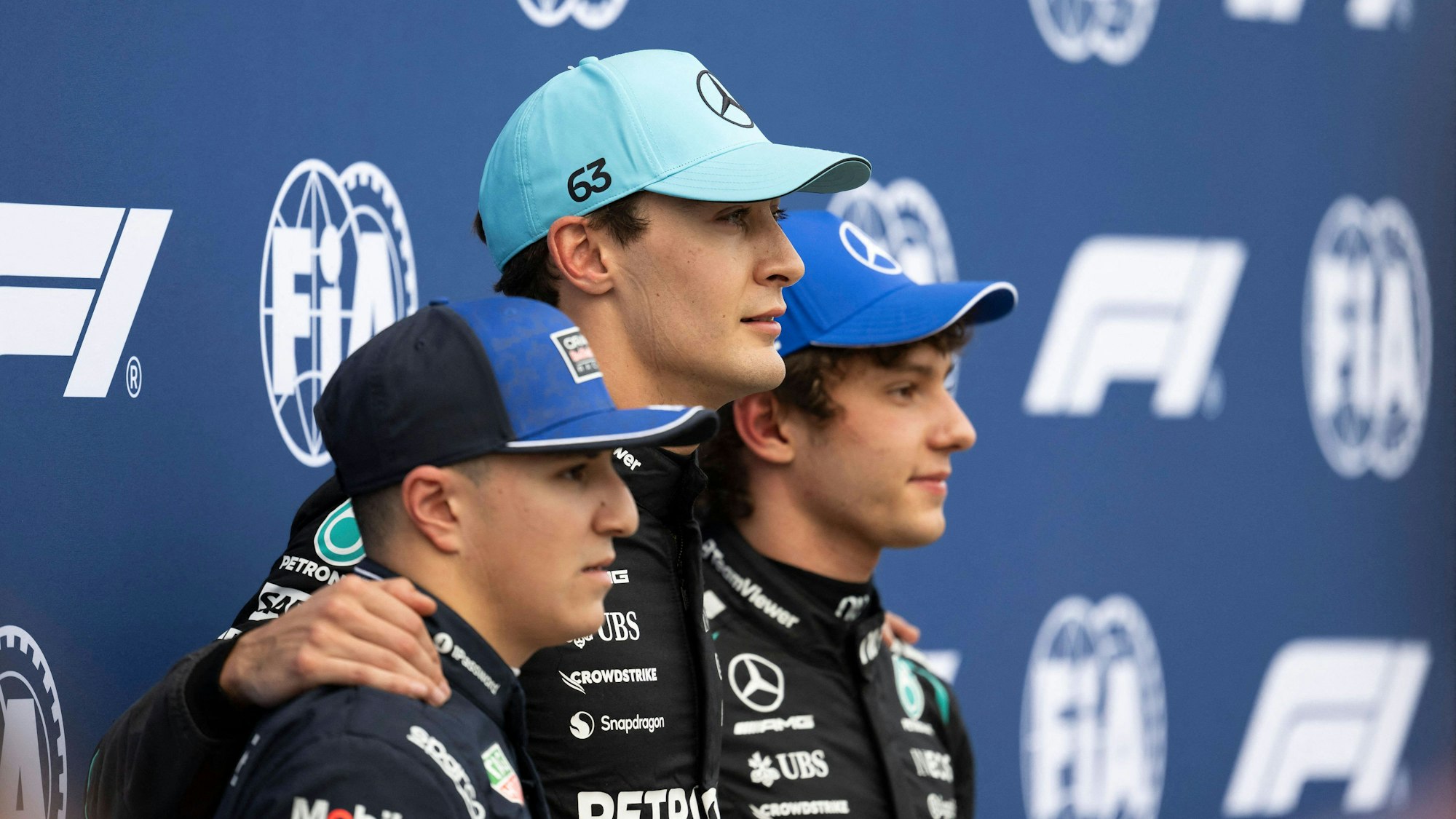 George Russell neben Isack Hadjar und Kimi Antonelli.