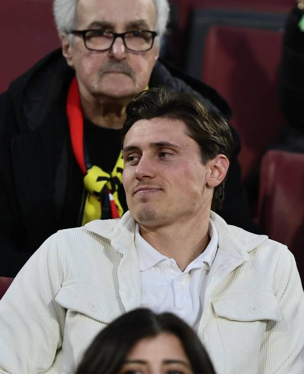 Alessio Castro-Montes sitzt auf der Tribüne.
