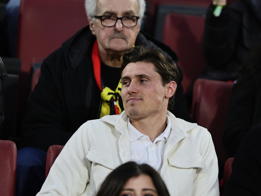 Alessio Castro-Montes sitzt auf der Tribüne.