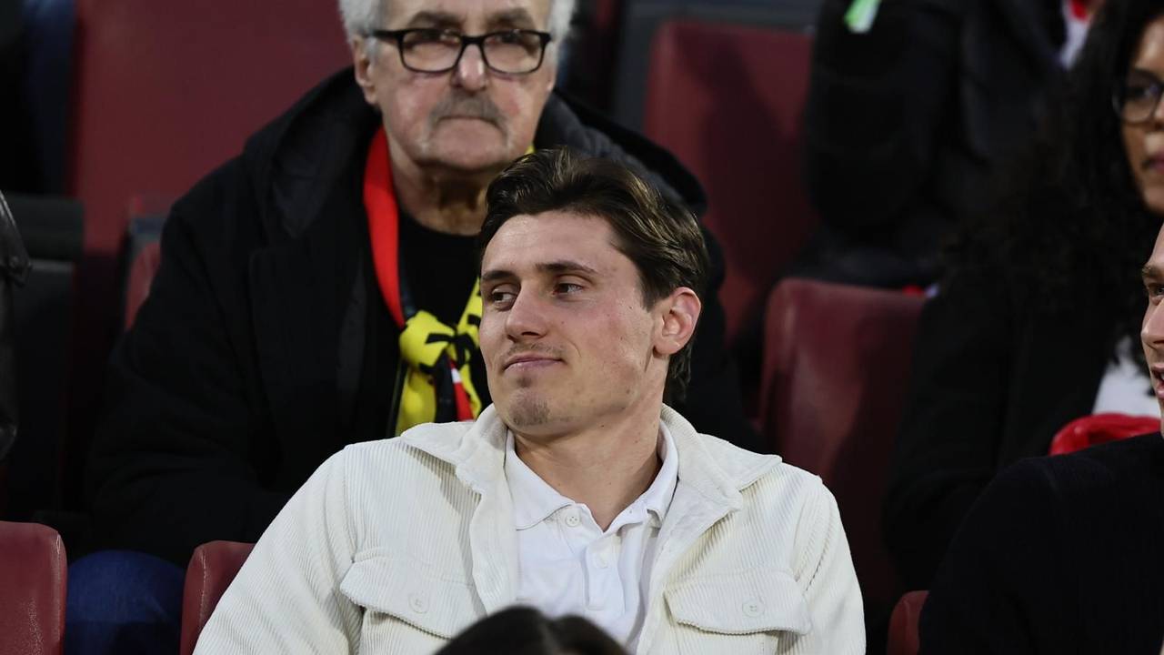 Alessio Castro-Montes sitzt auf der Tribüne.