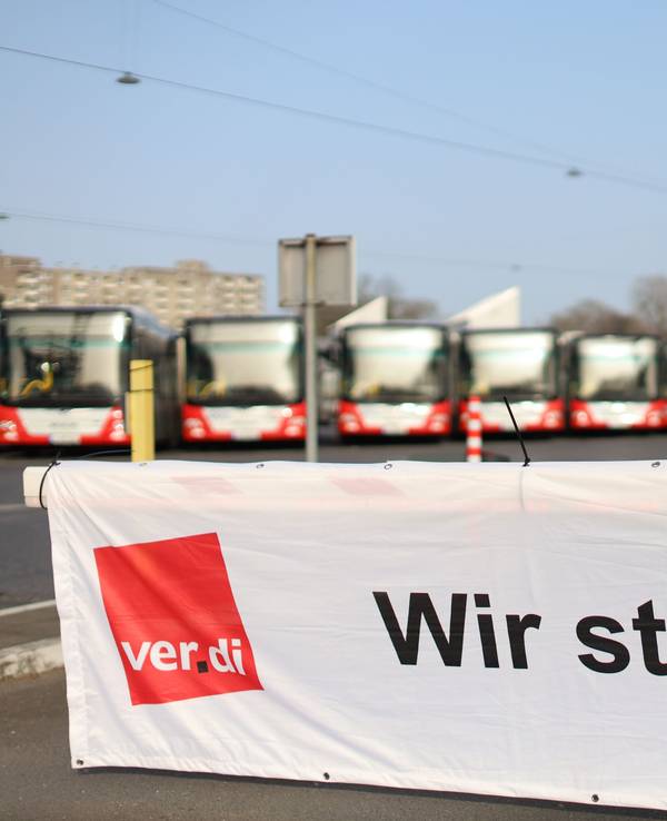 Auf einem Plakat steht Wir streiken