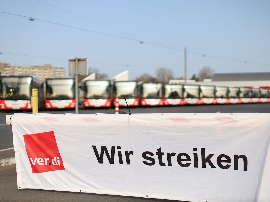 06.03.2026, Köln: Aufgrund des Warnstreiks im Öffentlichen Personennahverkehr (ÖPNV-Warnstreik) fahren ganztägig keine Busse der Kölner Verkehrsbetriebe (KVB). Die Omnibusse der KVB bleiben daher heute im Depot stehen. Foto: Arton Krasniqi