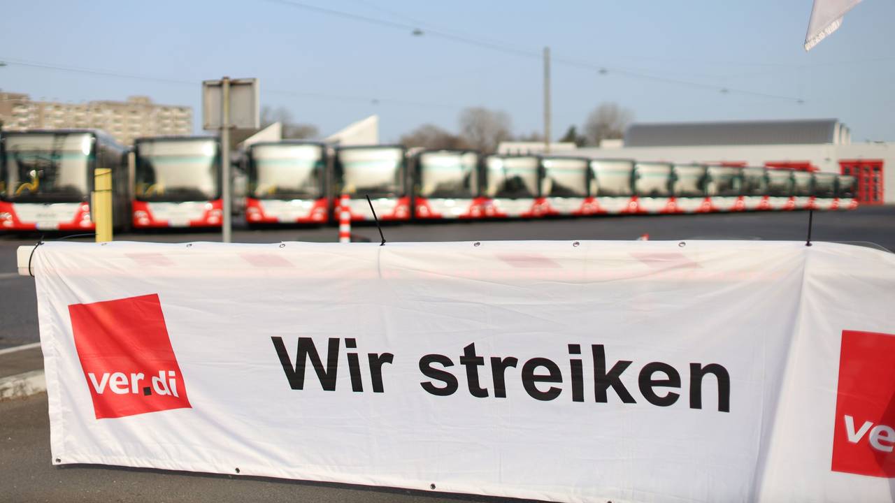 Auf einem Plakat steht Wir streiken