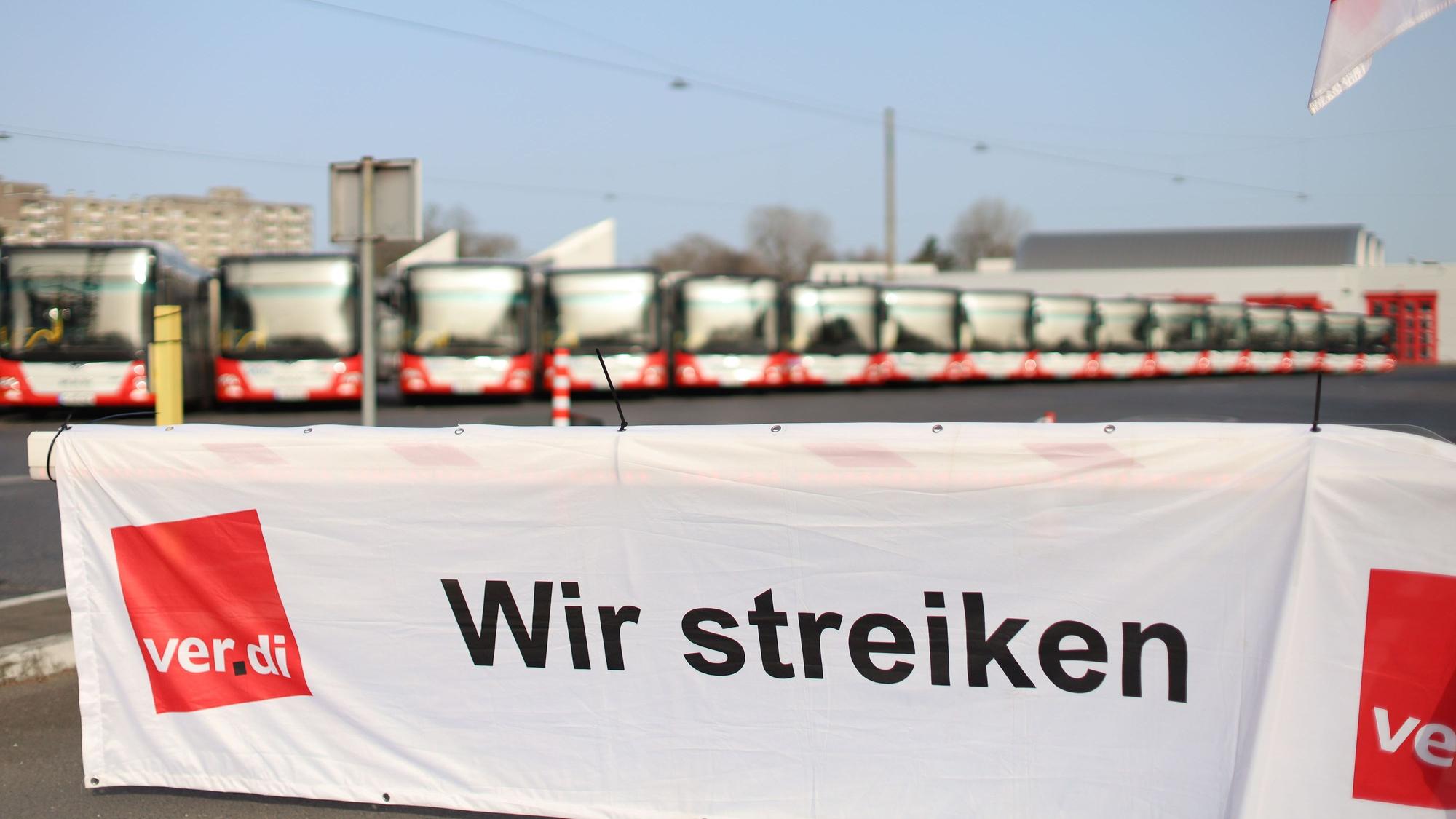 Auf einem Plakat steht Wir streiken