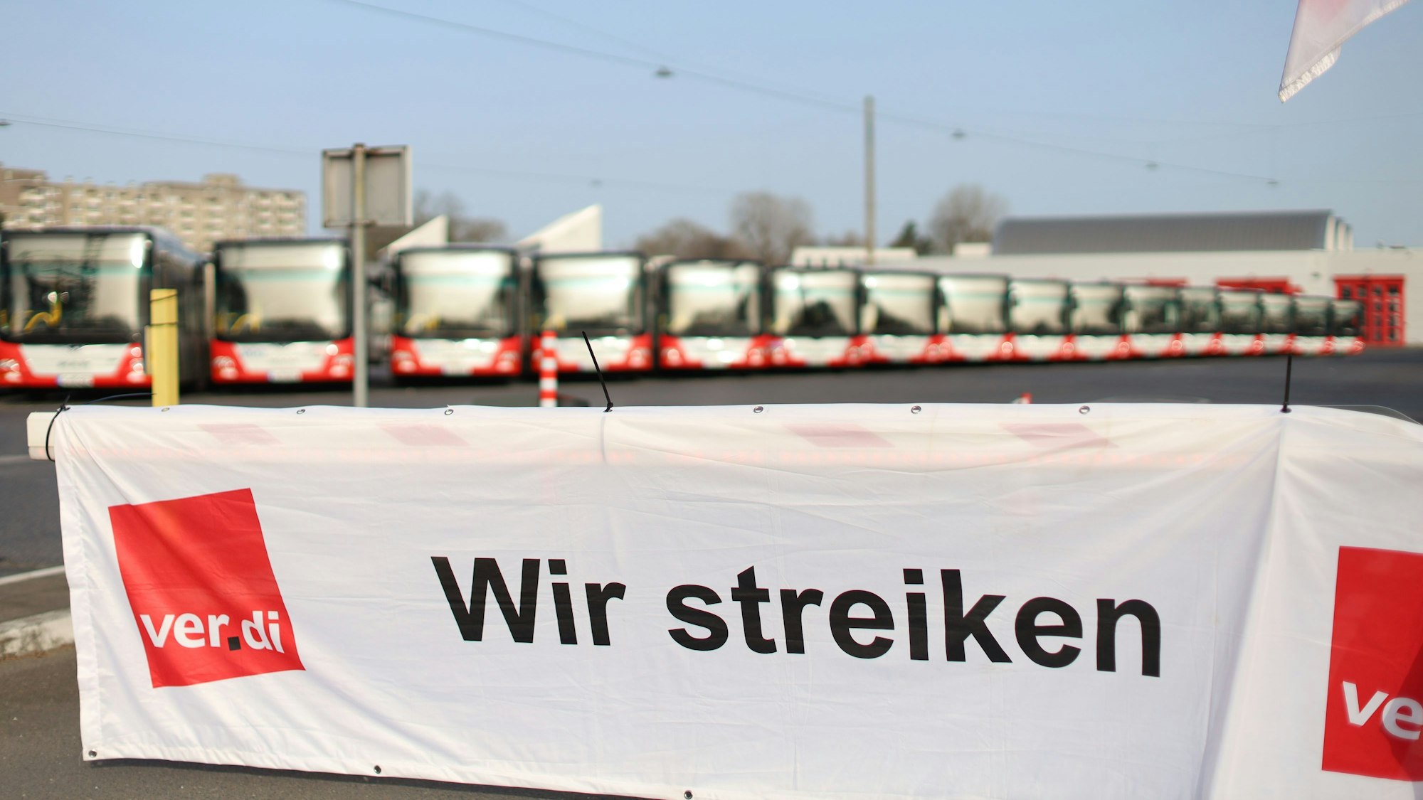 06.03.2026, Köln: Aufgrund des Warnstreiks im Öffentlichen Personennahverkehr (ÖPNV-Warnstreik) fahren ganztägig keine Busse der Kölner Verkehrsbetriebe (KVB). Die Omnibusse der KVB bleiben daher heute im Depot stehen. Foto: Arton Krasniqi