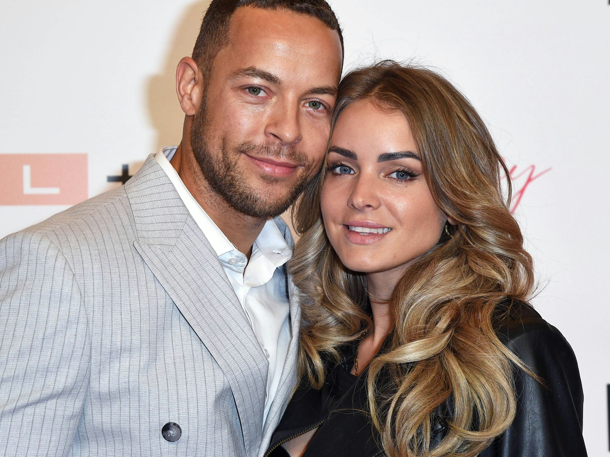 Andrej Mangold posiert mit seiner Verlobten Annika Jung.