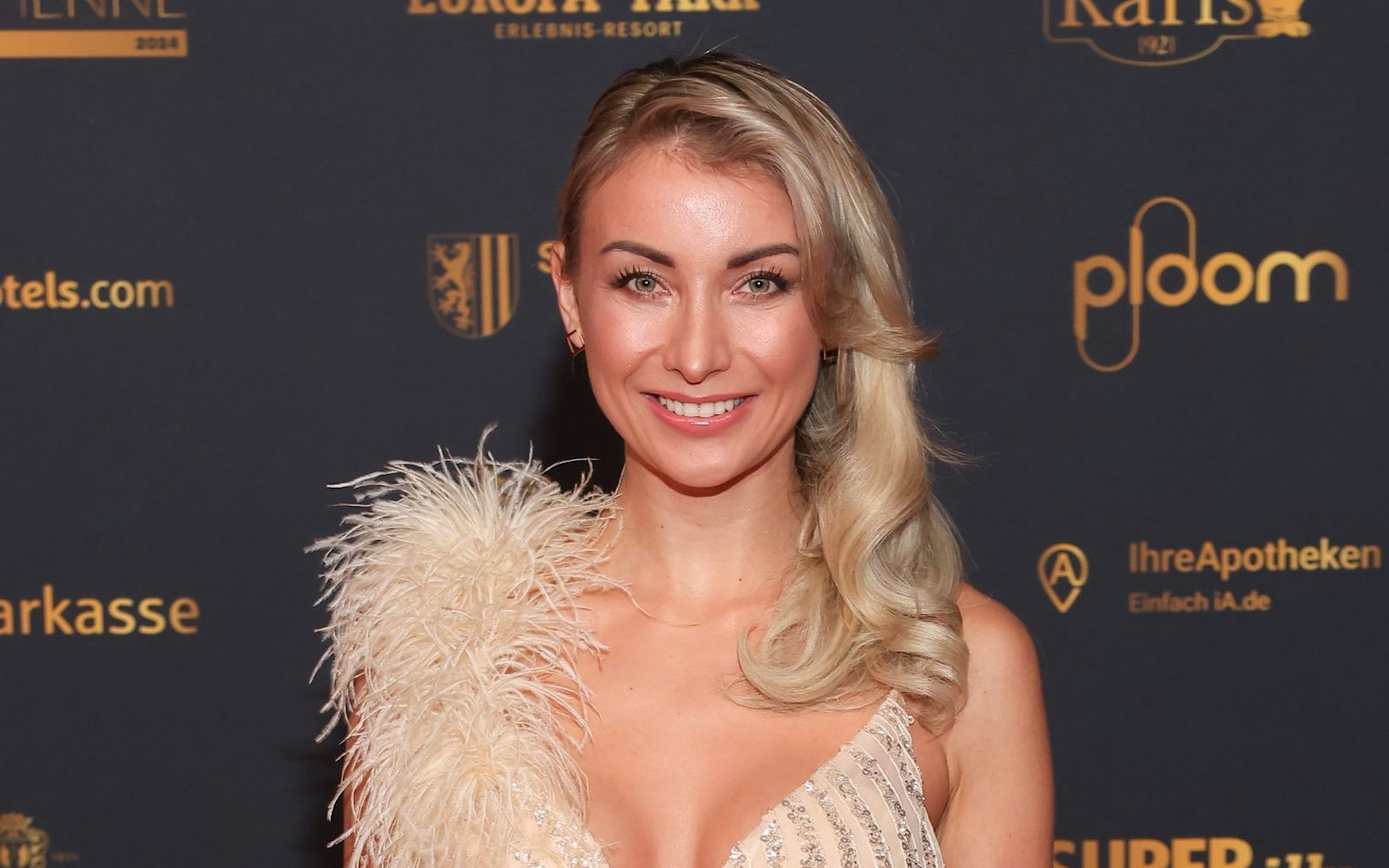 Schlagersängerin Anna-Carina Woitschack sprach am Rande der ersten „Let's Dance“-Liveshow über ihre außergewöhnliche Kindheit. (Bild: 2024 Getty Images/Gerald Matzka)