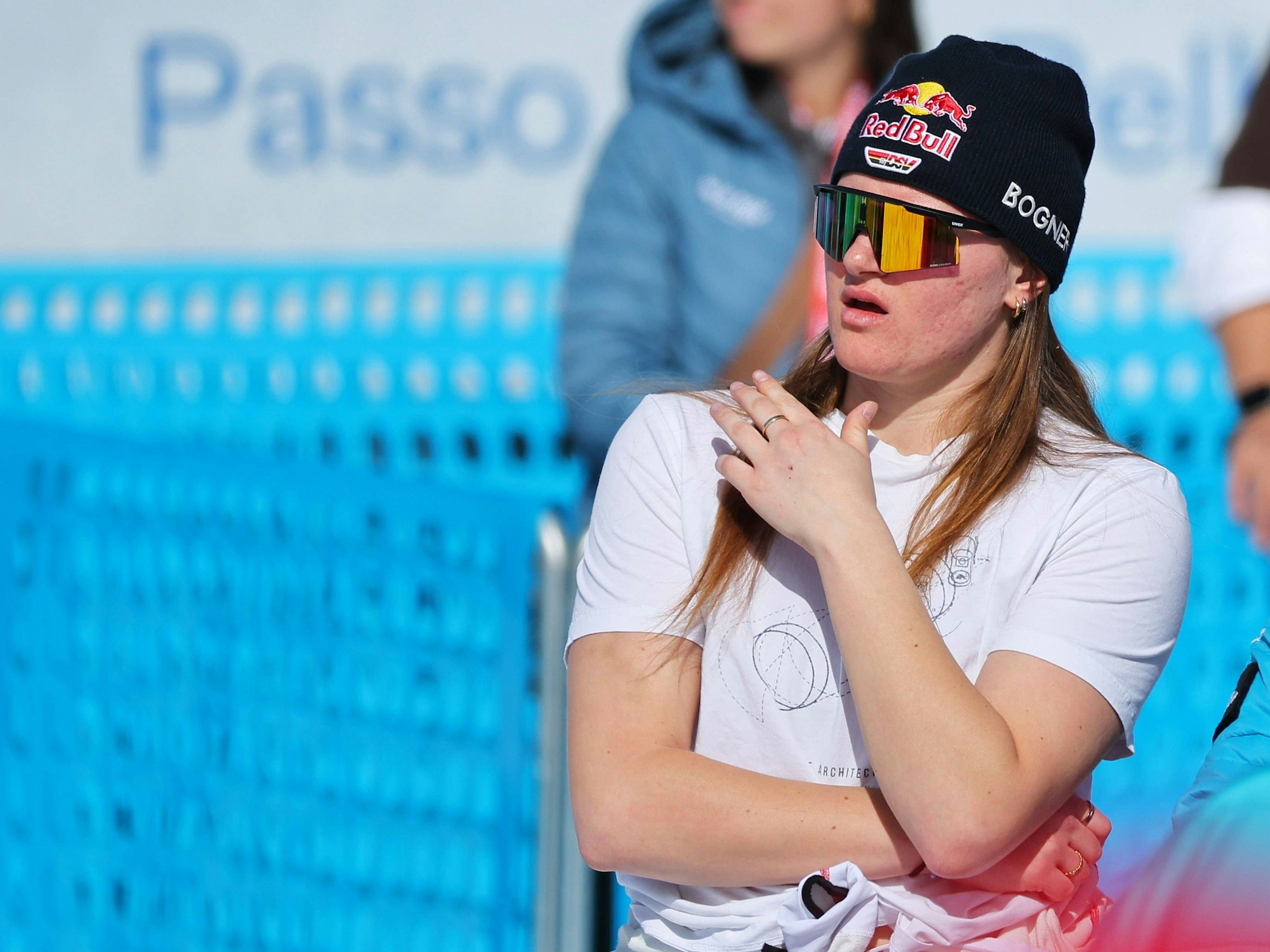 Emma Aicher reagiert im Ziel überrascht.