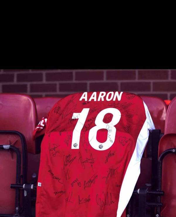 In Gedenken an Aaron Mills haben Bekannte und Freunde auf einem Trikot unterschrieben.