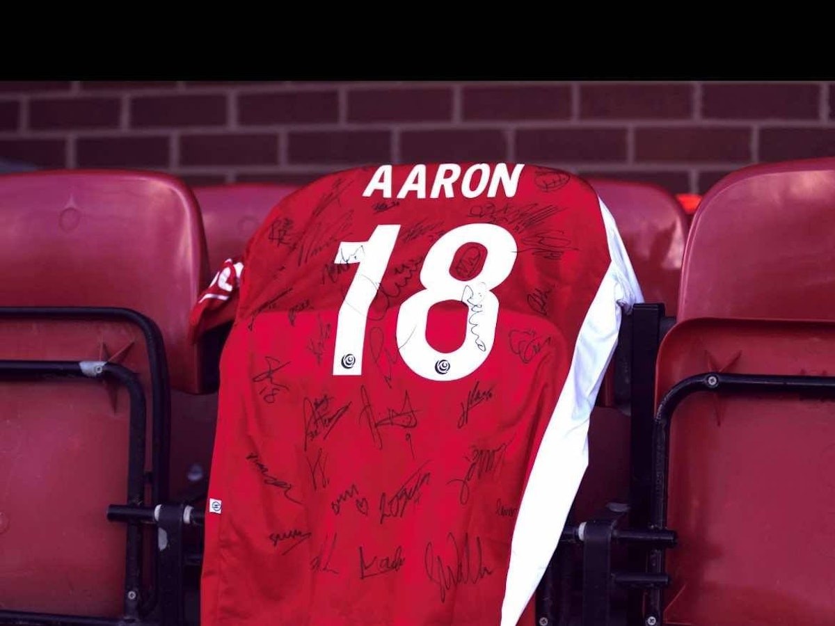 In Gedenken an Aaron Mills haben Bekannte und Freunde auf einem Trikot unterschrieben.