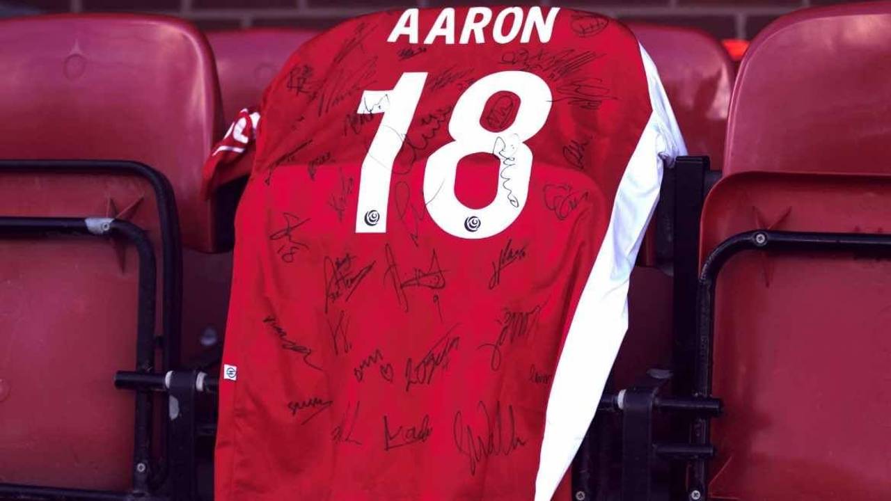 In Gedenken an Aaron Mills haben Bekannte und Freunde auf einem Trikot unterschrieben.
