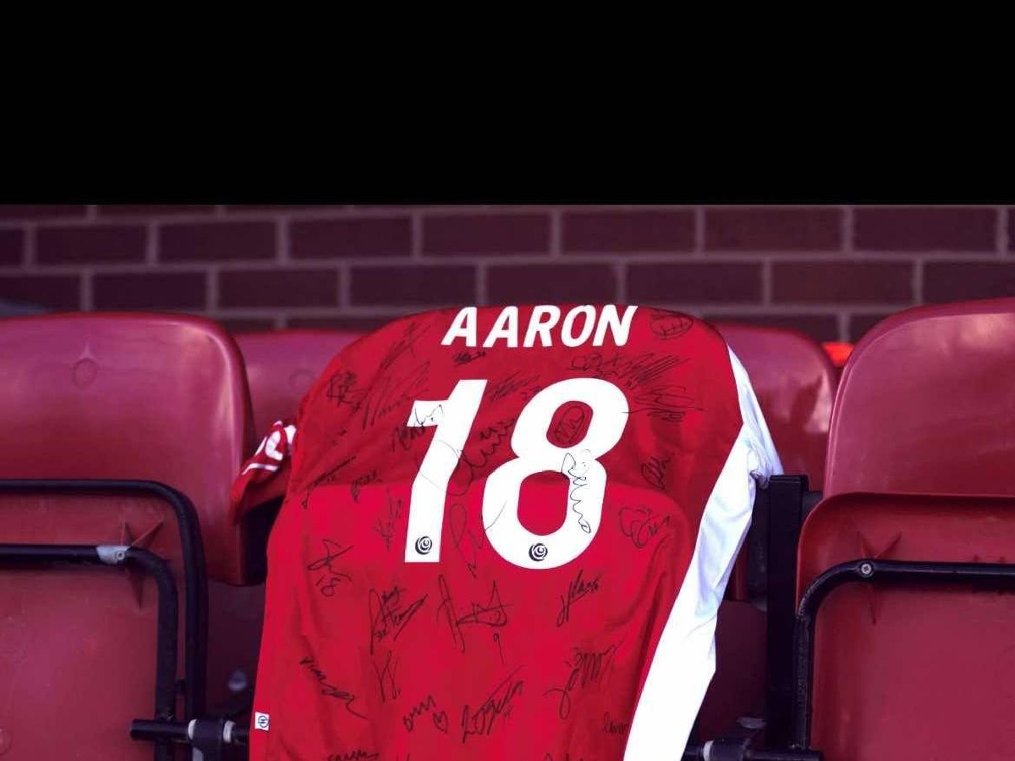 In Gedenken an Aaron Mills haben Bekannte und Freunde auf einem Trikot unterschrieben.