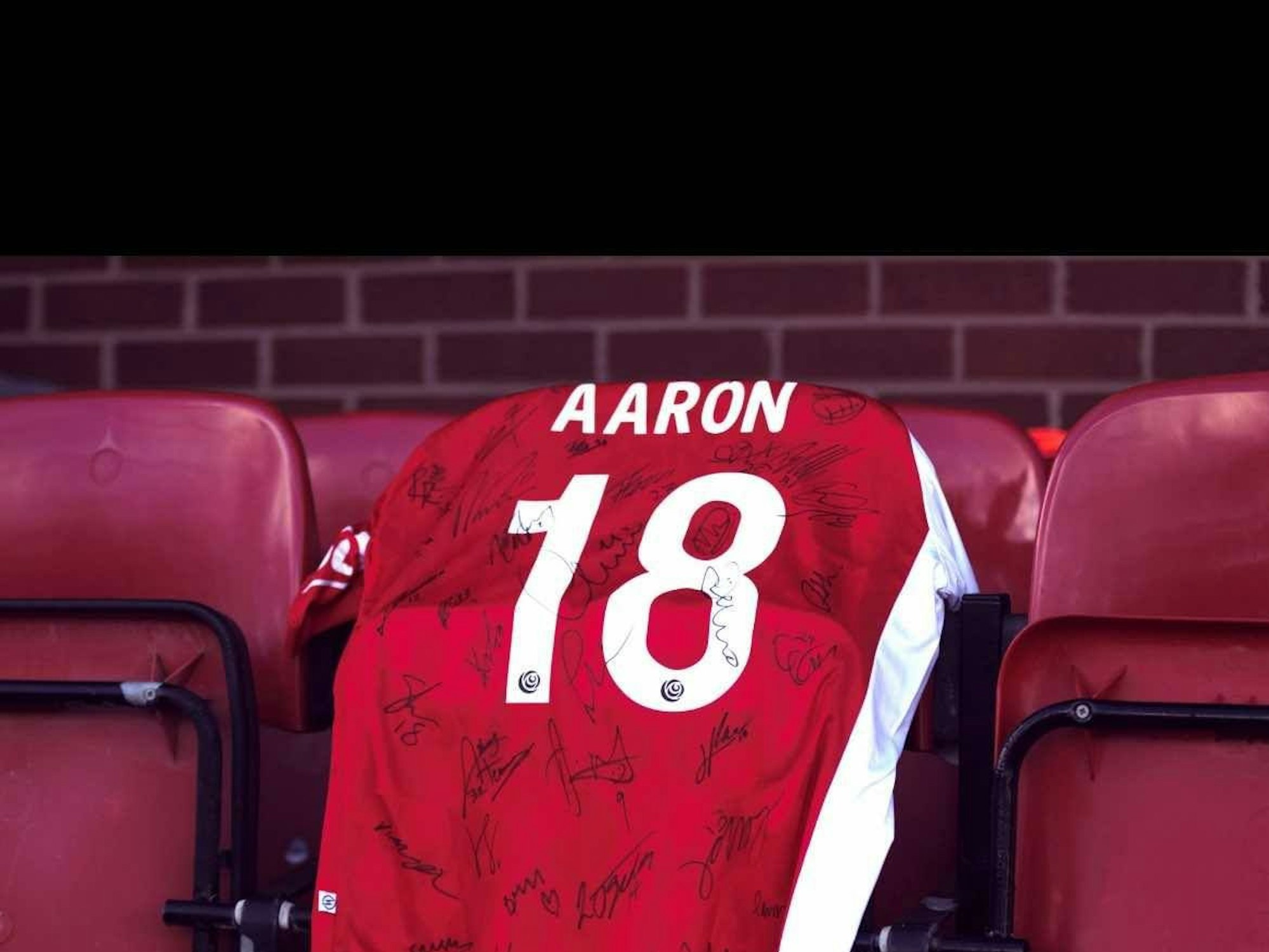 In Gedenken an Aaron Mills haben Bekannte und Freunde auf einem Trikot unterschrieben.