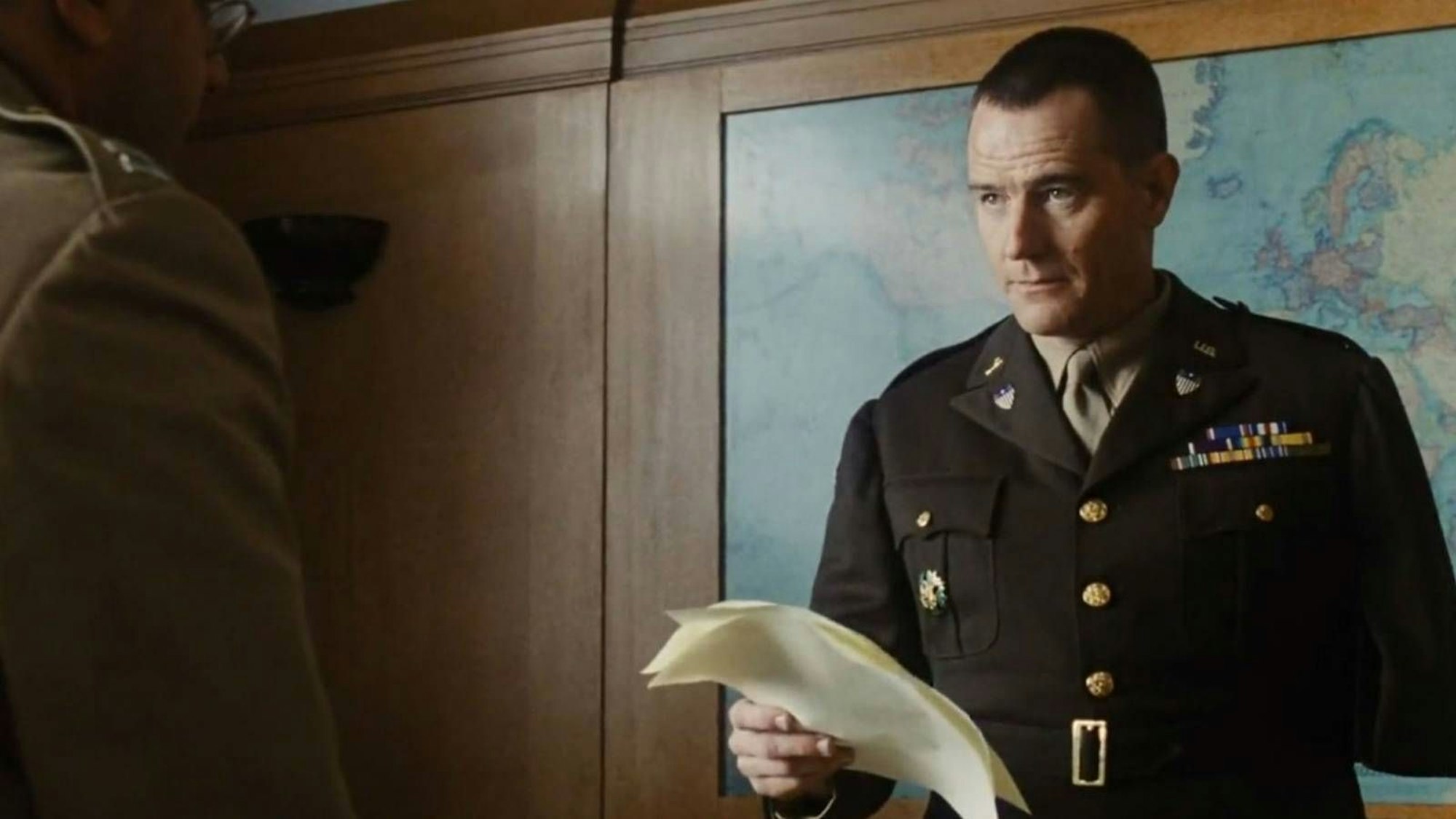 Lange Zeit schlug sich Bryan Cranston mit kleinen Nebenrollen durch: In Steven Spielbergs „Der Soldat James Ryan“ etwa spielte er einen Colonel im Kriegsministerium. (Bild: Dreamworks)