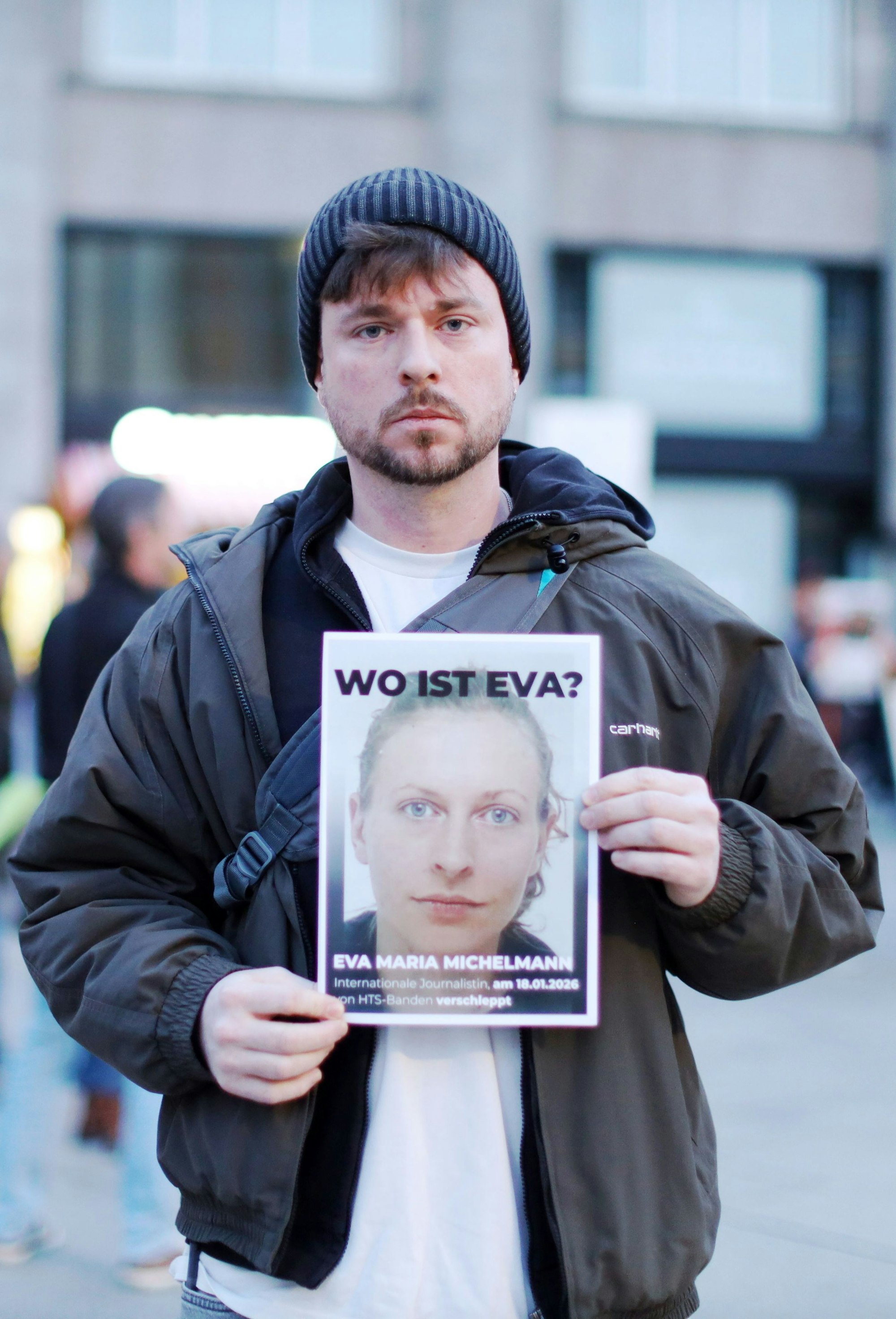 va Michaelmann ist eine Journalistin aus Köln, die seit zwei Wochen in Syrien als vermisst gilt. Ihr Bruder Antonius Michelmann fragt: „Wo ist Eva?“. Auf dem Bahnhofsvorplatz hält er eine Rede bei der Mahnwache.